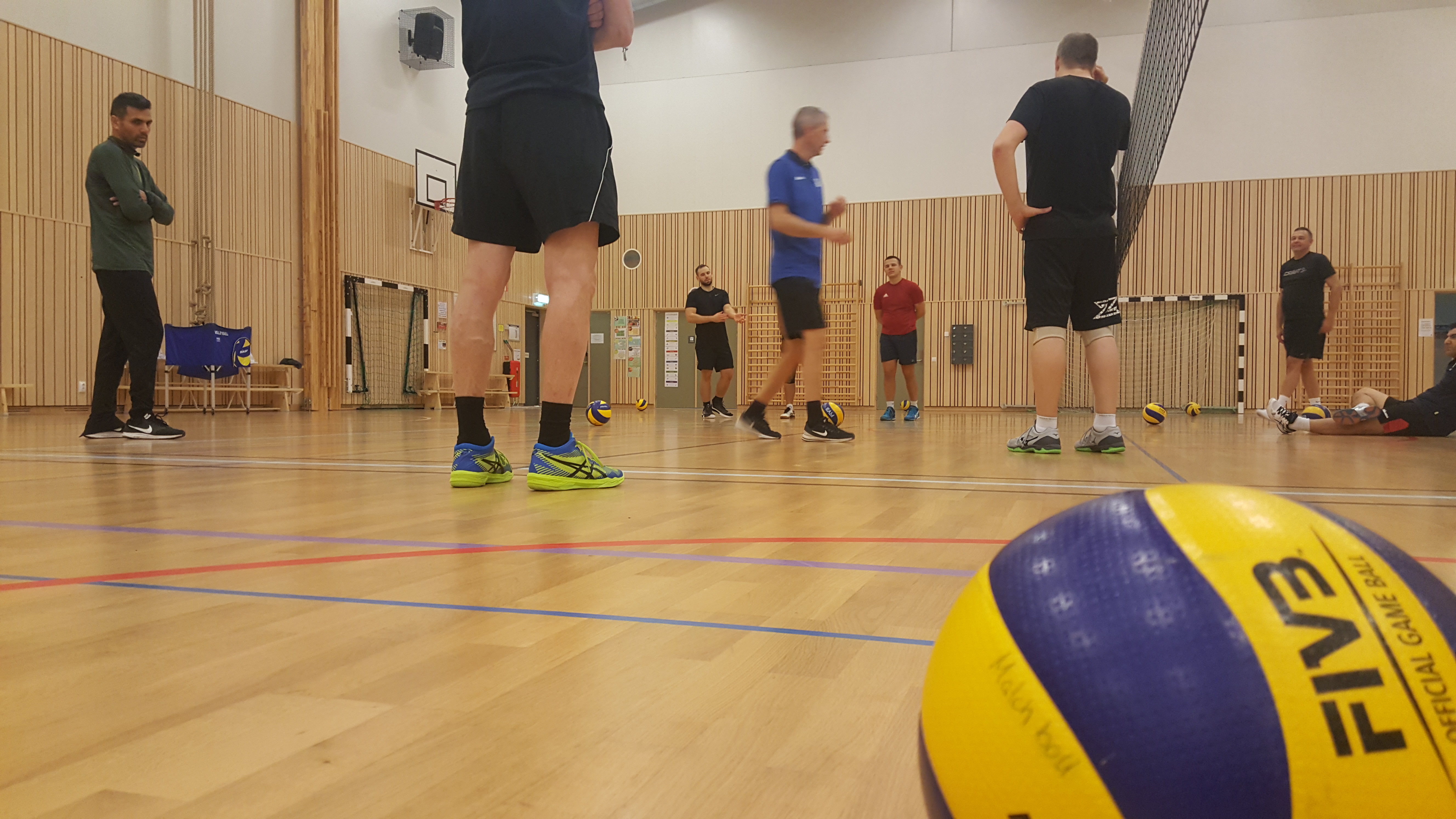 Jonas Brink instruerar ungdomsledare i volleyboll.